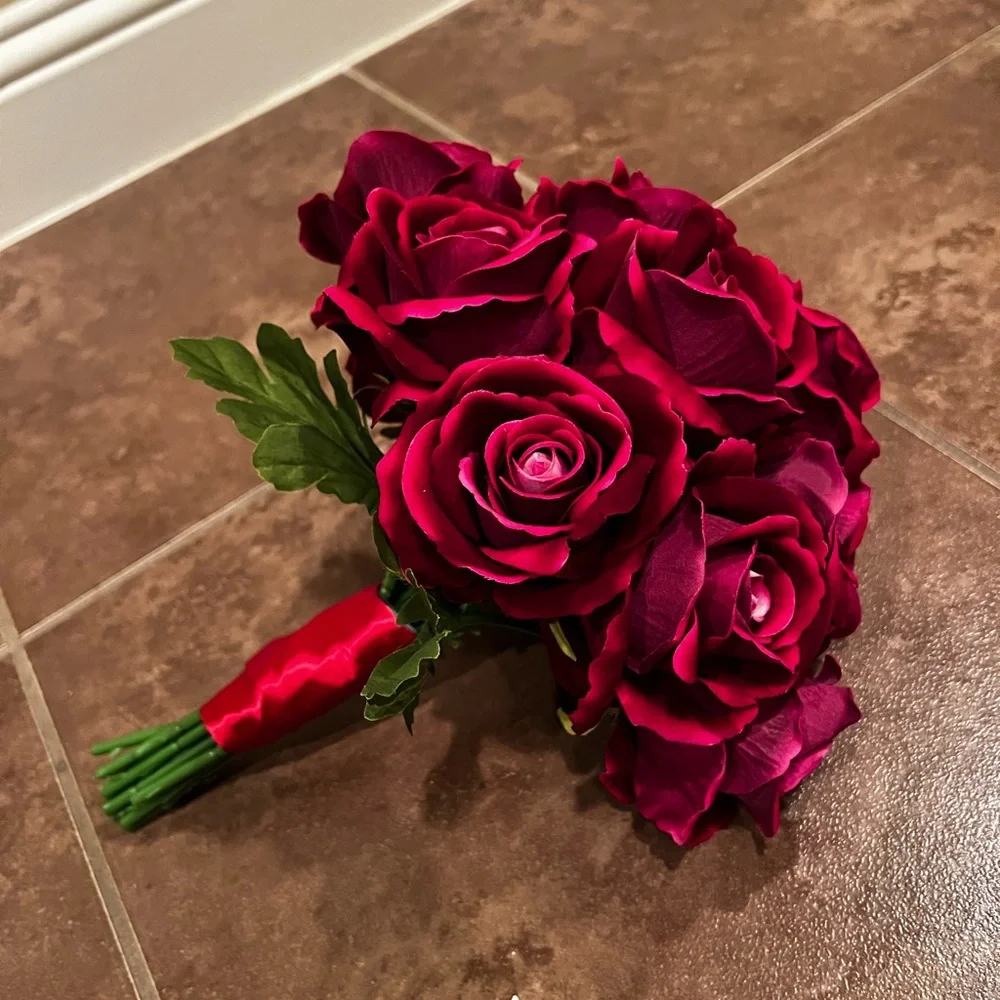 Bouquet with 12 (1 dozen) faux deep red/burgundy roses - Picture 3 of 7